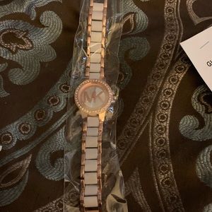 Ladies fashioned Micheal kors watch by quartz.